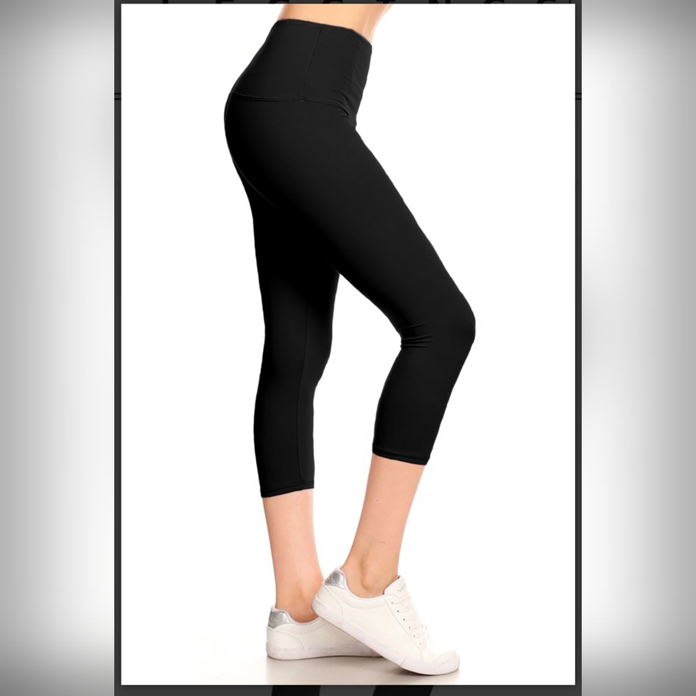 One Size Solid Black Capri Leggings